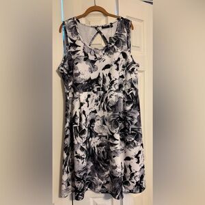 Apt. 9 Black & White Floral Sleeveless Tunic